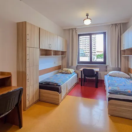 Dizzy Daisy Hostal *